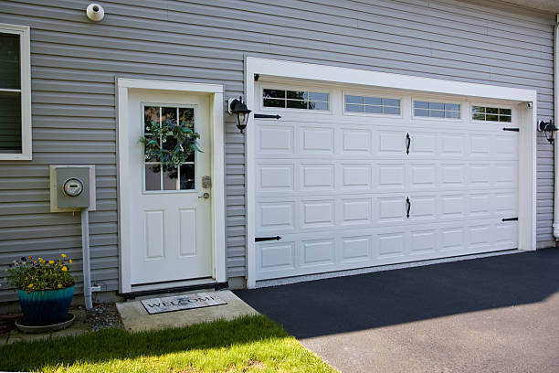 24/7 Emergency Garage Door Panel Replacement experts in Benton County County, MO